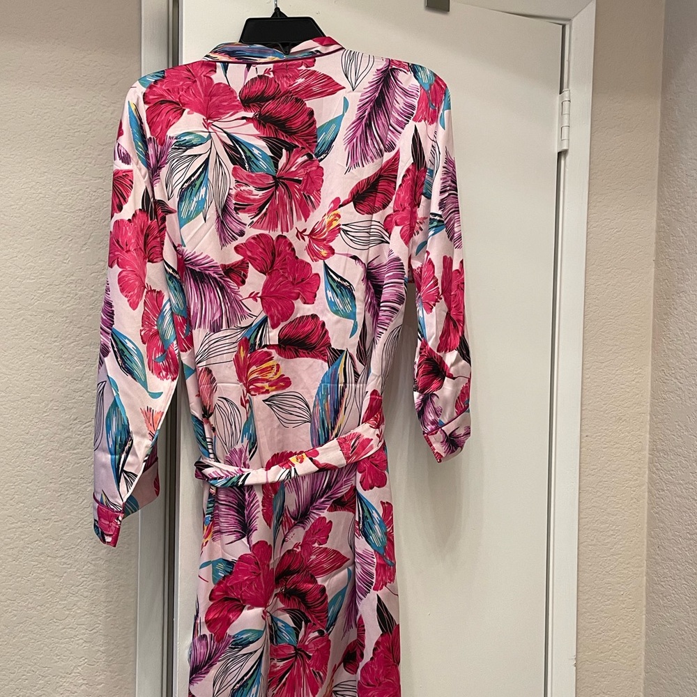 CYNTHIA ROWLEY
Satin Piped Robe With Pockets - Picture 6 of 7
